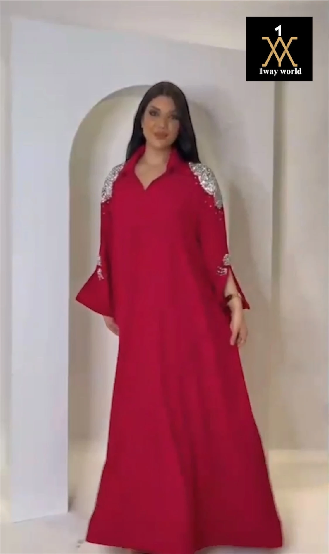 جلابية حمراء فاخرة بكريستالات فضية وأناقة ملكية