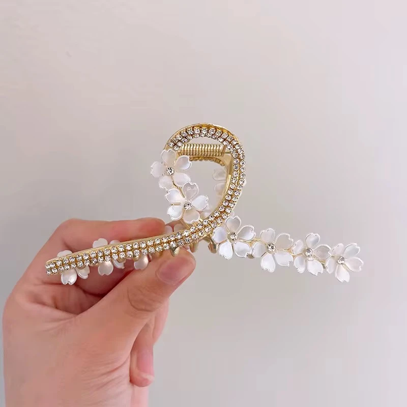 مشبك شعر فاخر بتصميم زهور ولآلئ