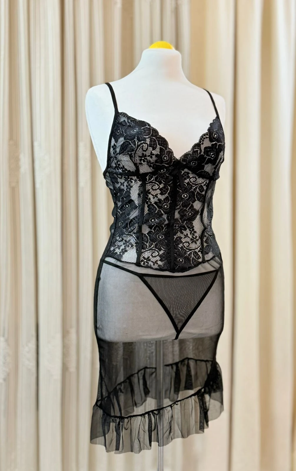 طقم لانجري دانتيل أسود – تصميم ناعم ومثير