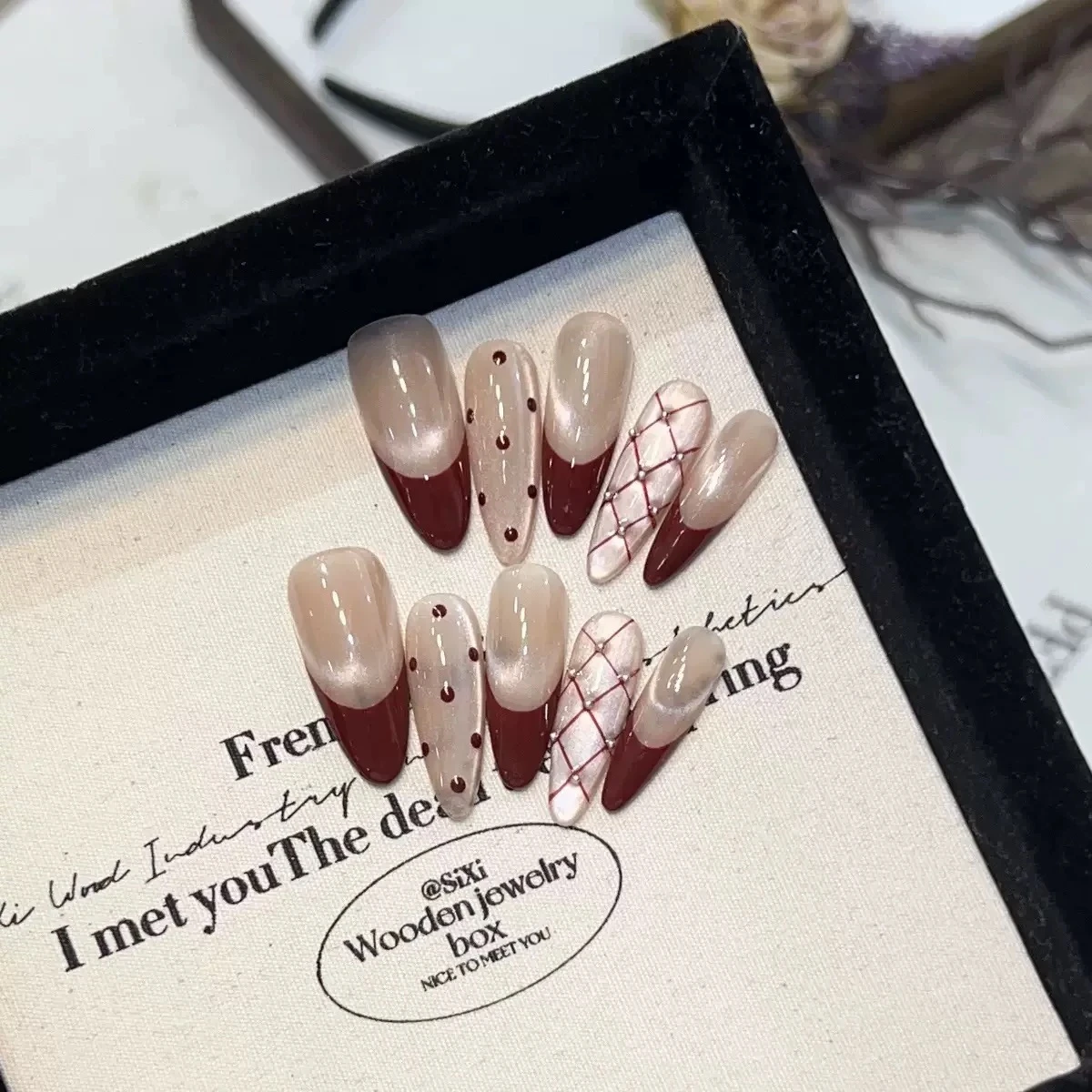 أظافر صناعية جاهزة بتصاميم فاخرة