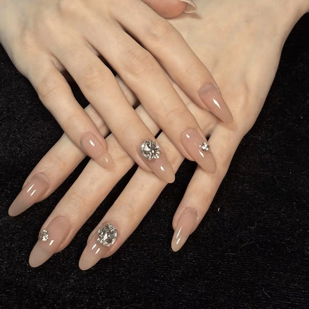 أظافر جاهزة بتصميم أنيق ومناسب لكل المناسبات