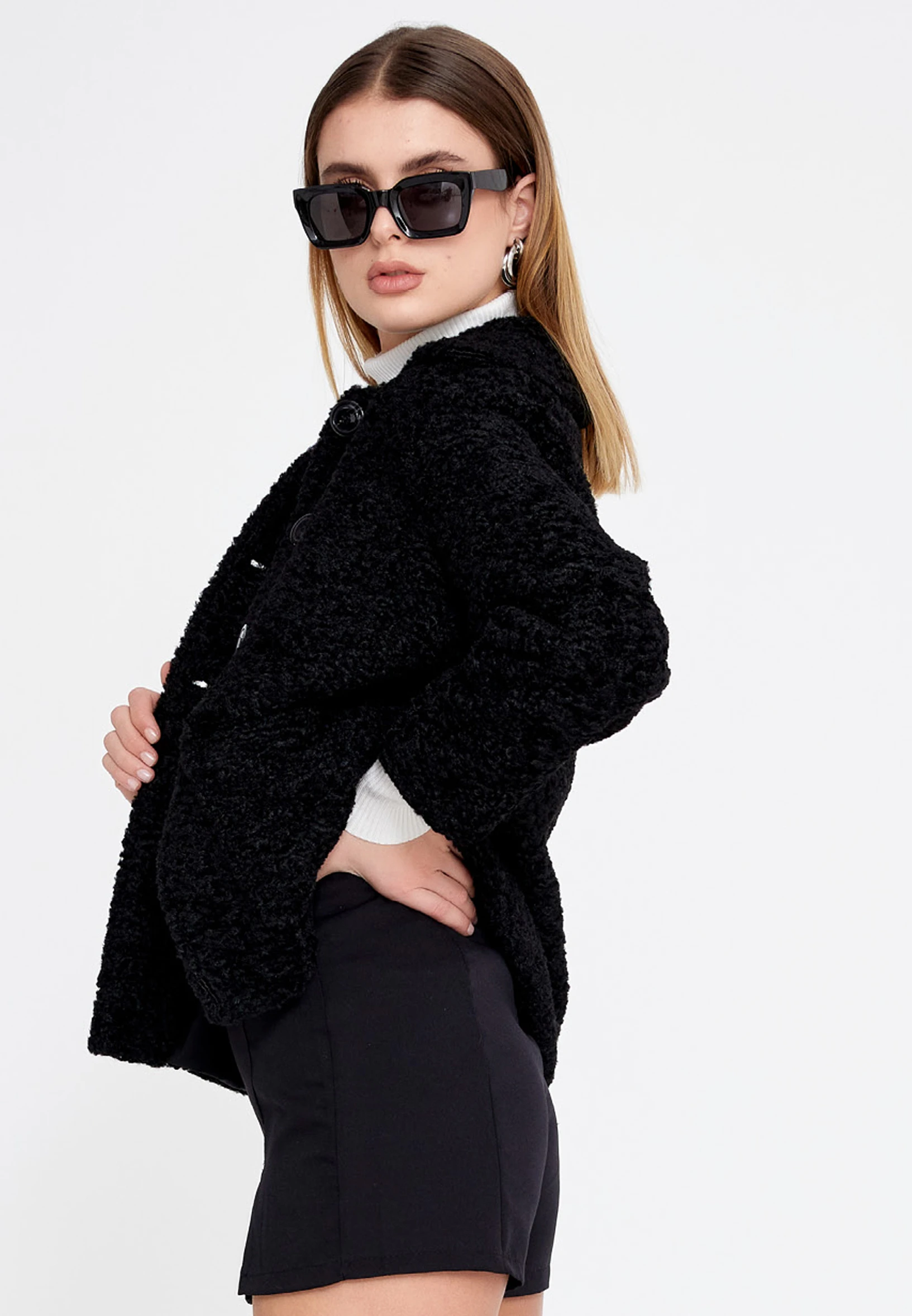 جاكيت أسود بتفاصيل بارزة وقماش ناعم وفاخر