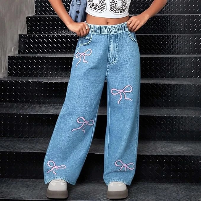 سروال واسع الساق للبنات من قماش يشبه الجينز، بخصر مطاطي مزين بتطريز بفيونكة وقصة