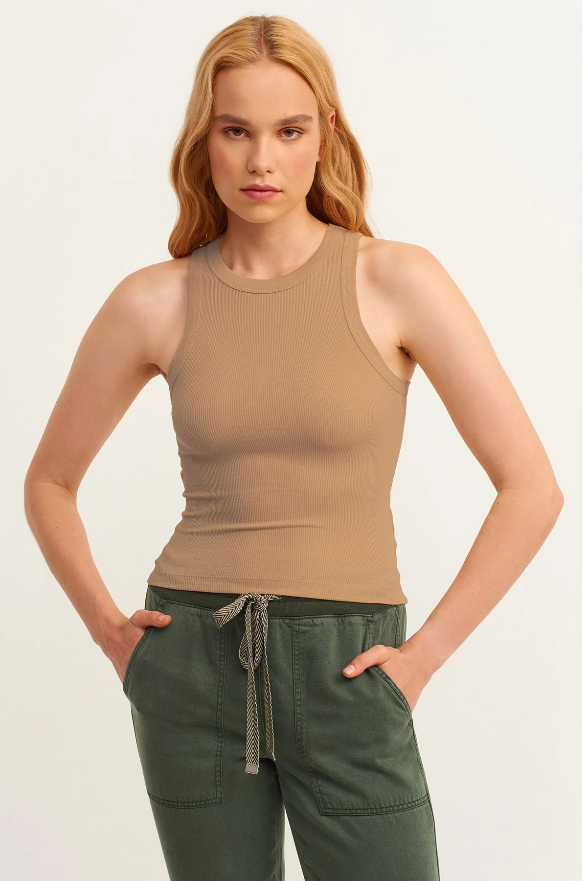 توب بدون أكمام