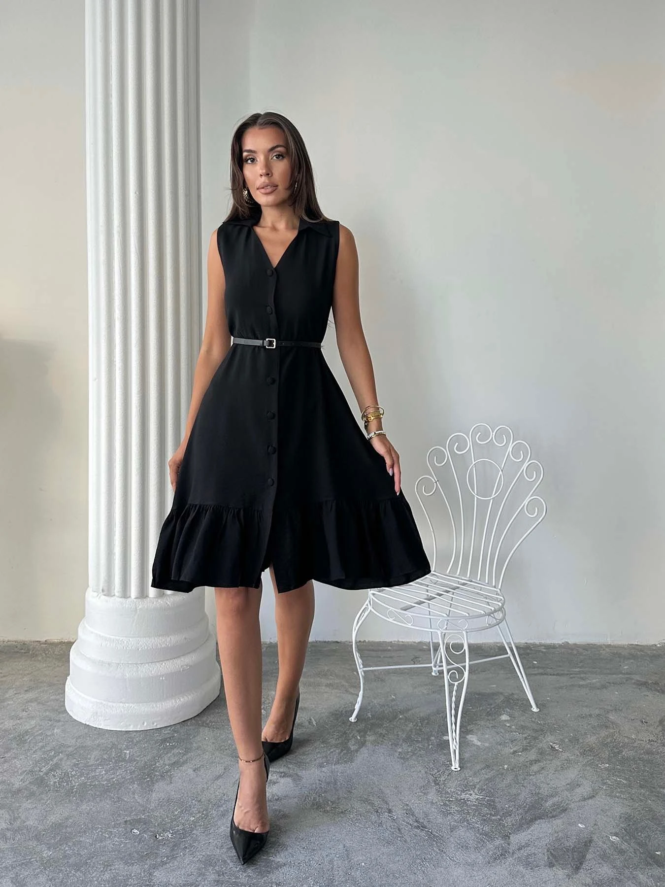 فستان أسود بدون أكمام بتصميم أنيق وبسيط