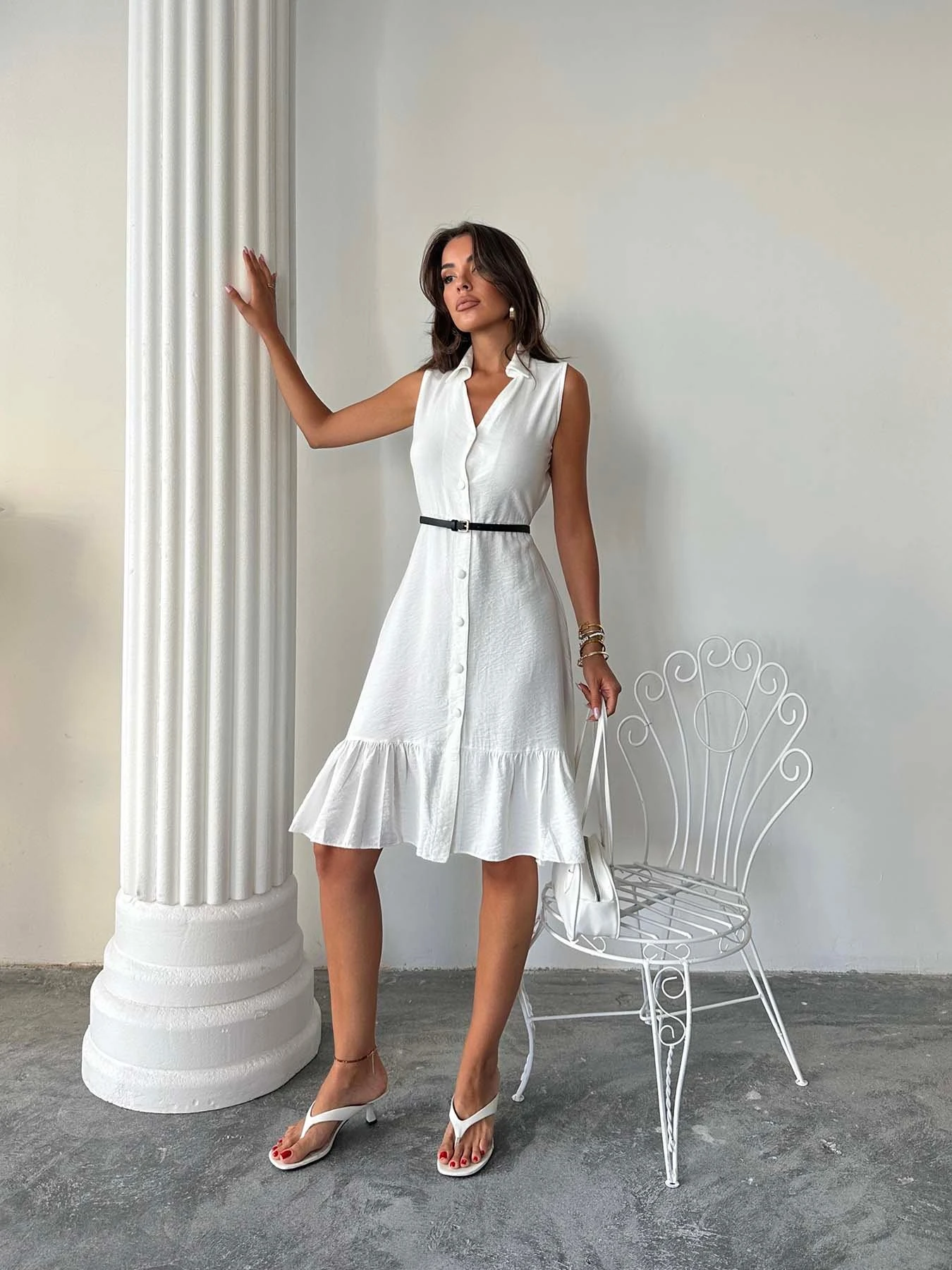 فستان أبيض بدون أكمام بتصميم أنيق وبسيط