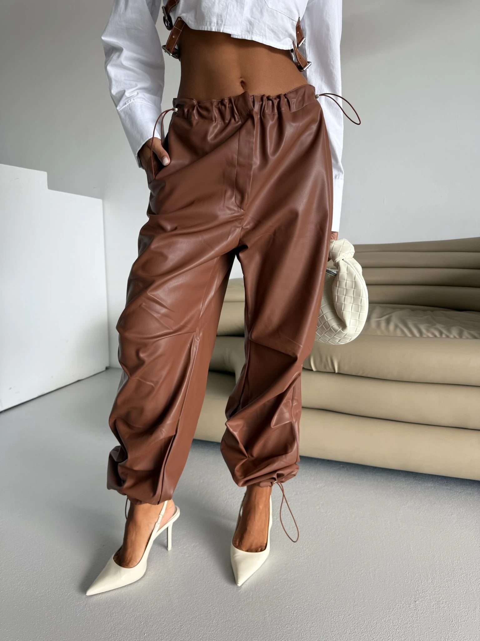 بنطال جلد بني بخصر مطاطي