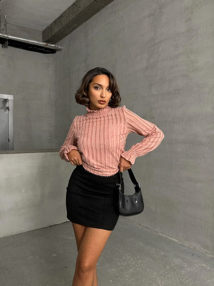 بلوزة نسائية أنيقة بتصميم عصري