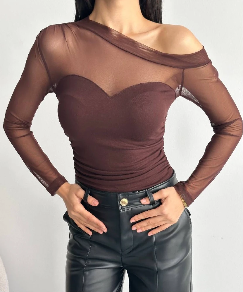 توب بني أنيق بتصميم عصري