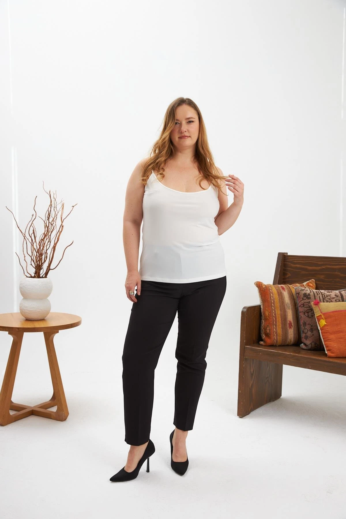 توب أبيض بدون أكمام