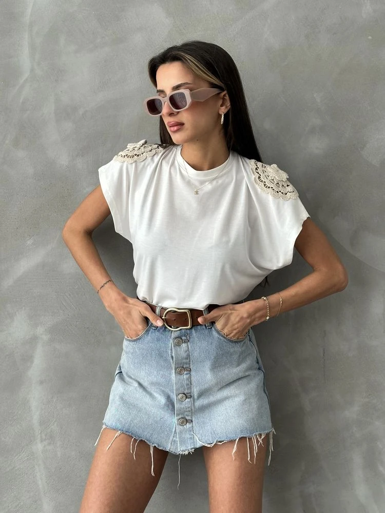 بلوزة بتصميم بسيط وأنيق