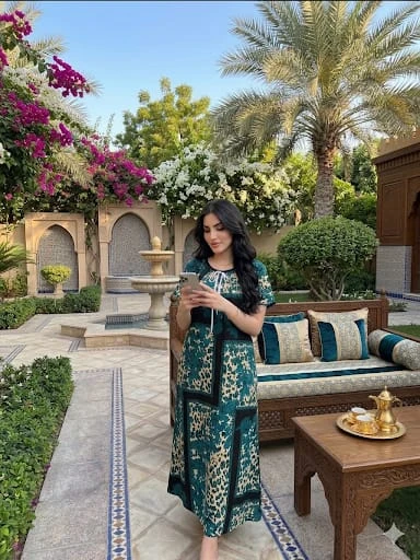 قميص نسائي طويل بنقشة شرقية فاخرة – أناقة مميزة لإطلالة منزلية راقية